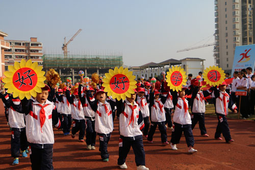 現(xiàn)外象湖校區(qū)舉辦第六屆秋季田徑運(yùn)動(dòng)會(huì)
