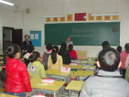 現(xiàn)外象湖校區(qū)開展“關(guān)愛生命，文明出行”交通安全教育主題活動