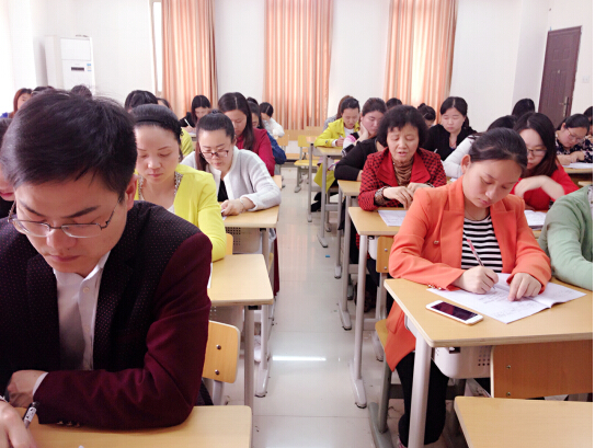 現(xiàn)外象湖校區(qū)語(yǔ)文教研組進(jìn)行觀摩研討課評(píng)比活動(dòng)