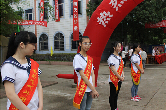 現(xiàn)外舉辦家長(zhǎng)開放日 實(shí)現(xiàn)家校零距離互動(dòng)