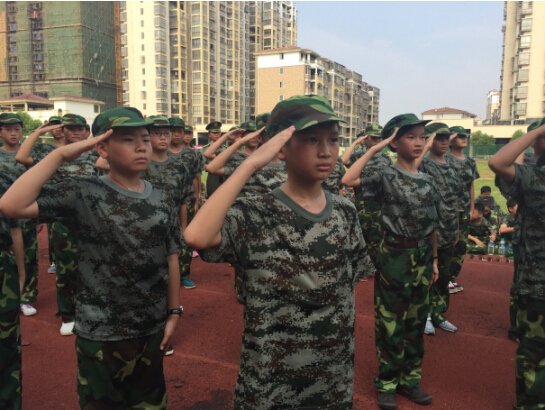 現(xiàn)外象湖校區(qū)隆重舉行初一新生軍訓(xùn)閉營(yíng)儀式