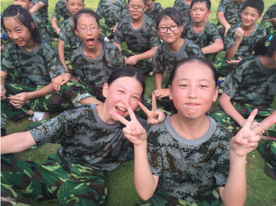 現(xiàn)外象湖校區(qū)隆重舉行初一新生軍訓(xùn)閉營(yíng)儀式