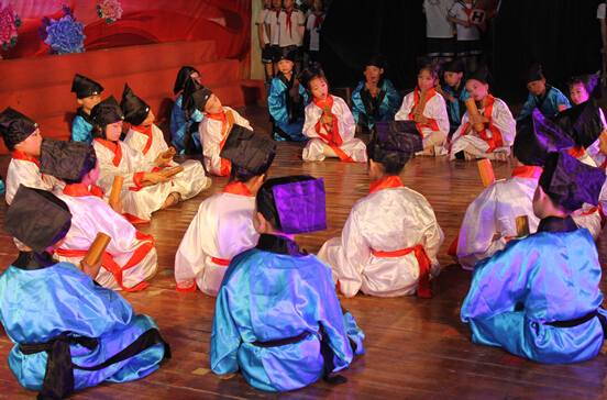 現(xiàn)外舉辦家長(zhǎng)開放日 實(shí)現(xiàn)家校零距離互動(dòng)