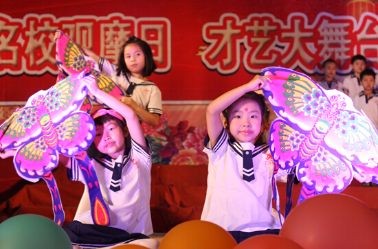 現(xiàn)外舉辦家長(zhǎng)開放日 實(shí)現(xiàn)家校零距離互動(dòng)