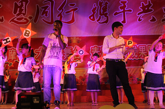 現(xiàn)外舉辦家長(zhǎng)開放日 實(shí)現(xiàn)家校零距離互動(dòng)